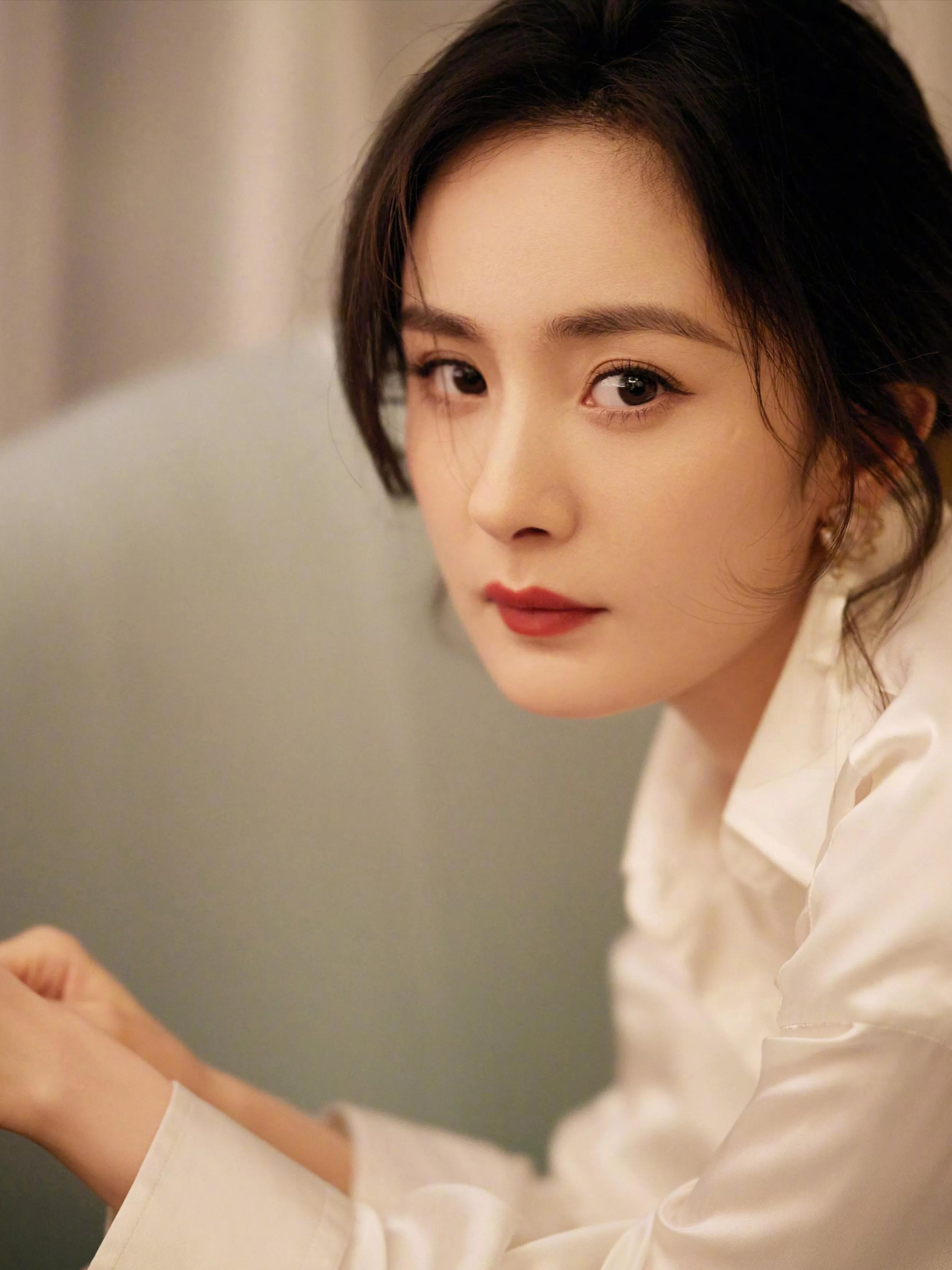 杨幂白色绸缎裙子写真视频,杨幂动感绸缎深v礼服花儿与少年