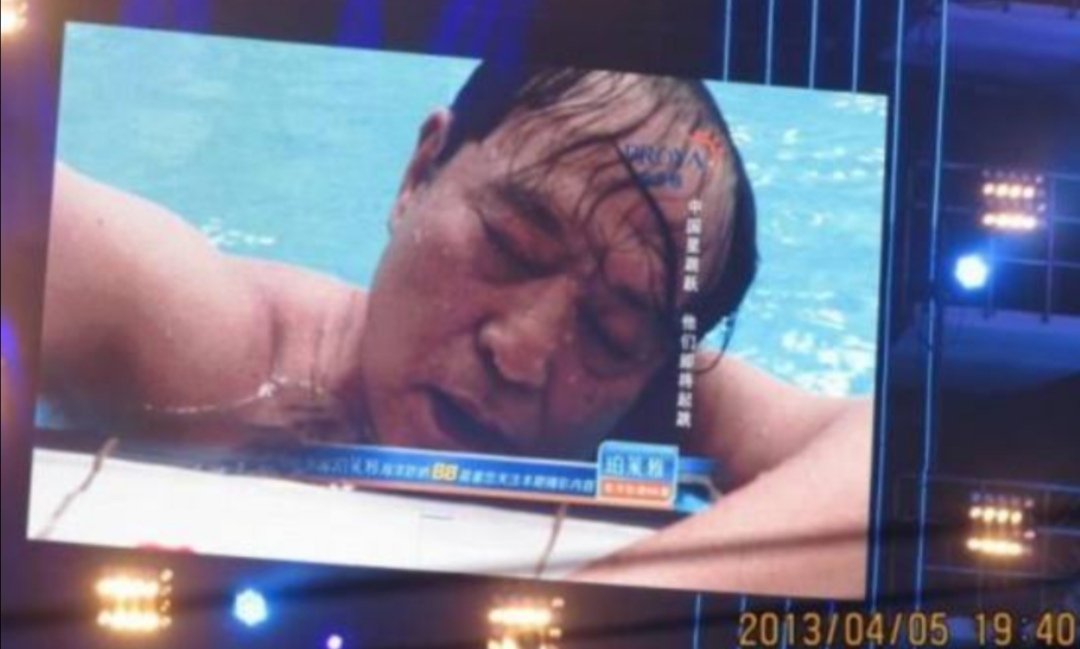 58岁丢官离婚,71岁晚景凄凉,牛群混成这样,冯巩为何不帮帮他?