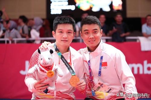 小胖樊振东军装采访,小胖樊振东军装敬礼照片