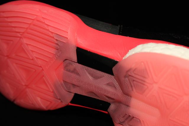 穿上就不想再脱的Q弹，阿迪达斯羽毛球鞋评测