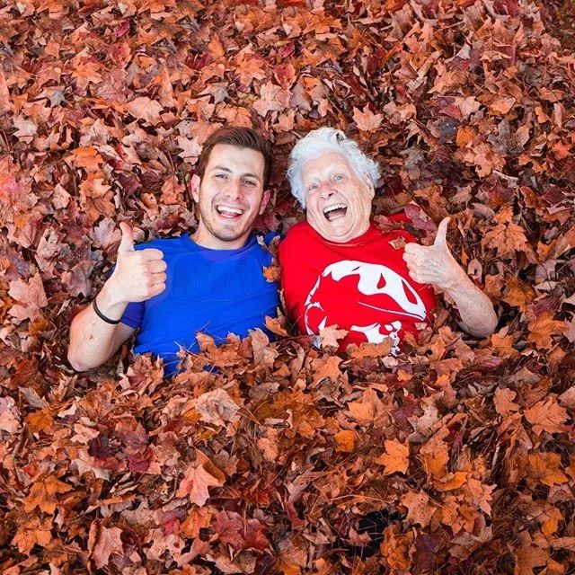 93岁奶奶恶搞27岁孙子,一夜爆红!1300万网友围观:奶奶太坑了