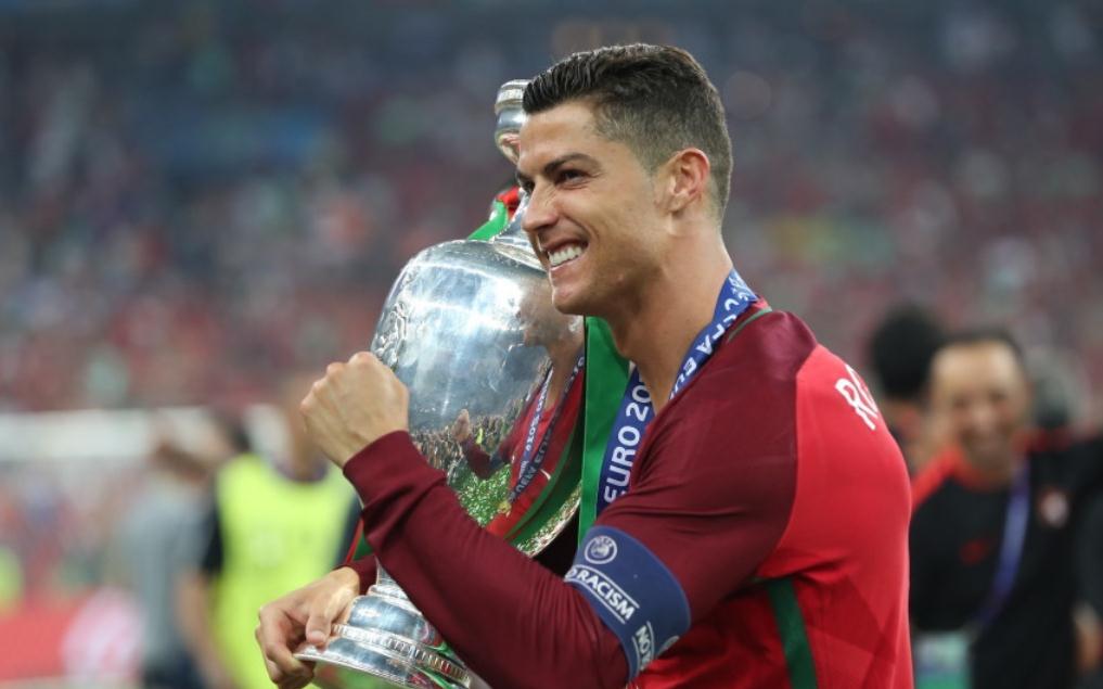 c罗与梅西谁的成就更大,c罗和梅西在足球界的地位