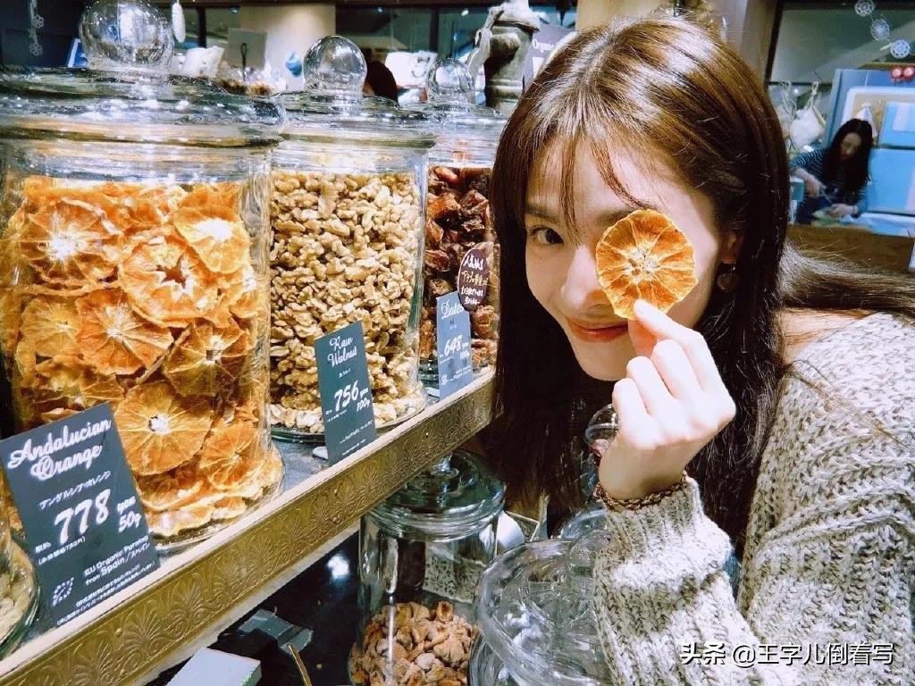 女生怎么摆pose怎么拍照好看,小女孩拍照如何摆pose戴帽子