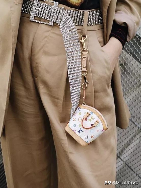 有哪些手袋既经典又时髦呢,时髦氛围感的必备单品迷你手袋