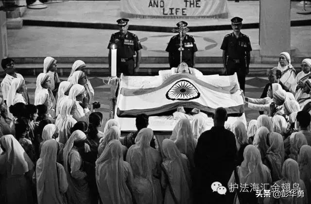 一个让世界停止战争，连总统都为其下跪的女人，我们必须铭记