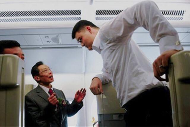 姚明提钟南山妻子职业，调侃踢足球吐口水，白岩松马上转移话题