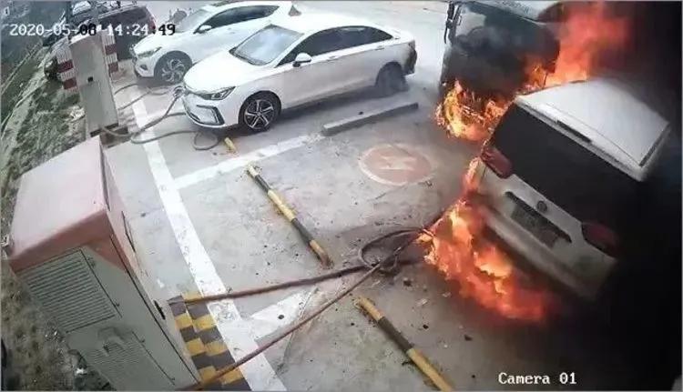 比亚迪电车碰撞着火,电车撞车起火比亚迪