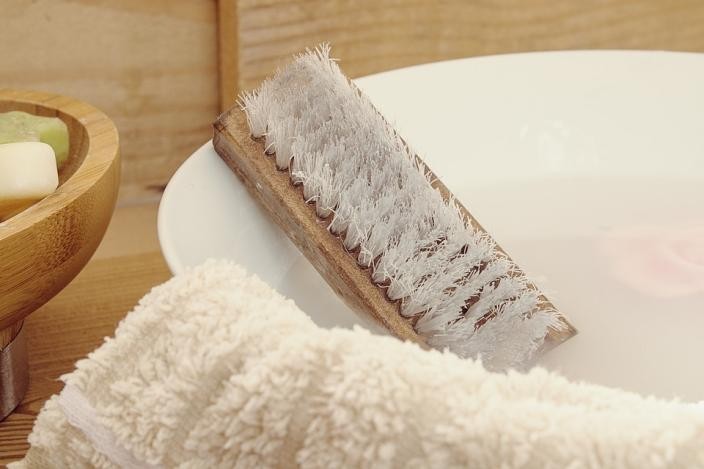 杨梅汁滴到衣服上怎么洗最干净,被杨梅汁染在衣服上洗不去怎么办