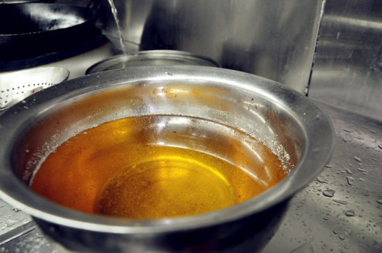 炸东西油里味道怎么去除,炸东西剩余的油怎样变清