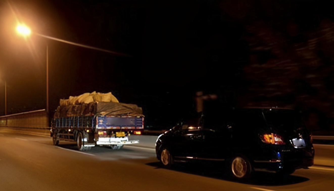 夜间跑高速看路技巧,夜间高速变道技巧