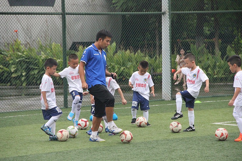 快乐足球启蒙教育,足球启蒙班快乐训练
