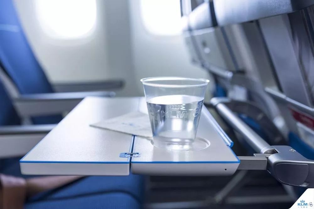 第一次坐飞机耳朵疼是啥原因,坐飞机戴耳机能缓解耳朵疼吗