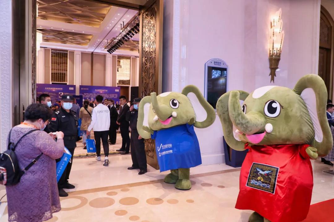 嗨翻现场！河南萌物大象奔奔受邀参加天成总裁系统培训会