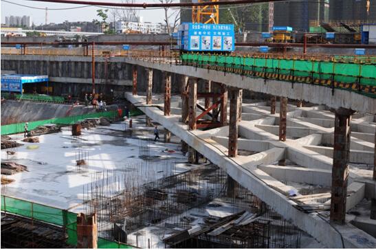 塔吊被台风吹得快速旋转,塔吊随大风旋转