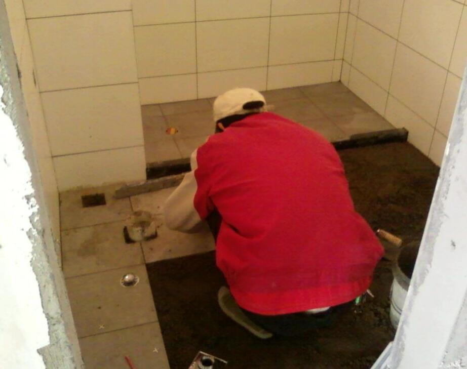 卫生间做完闭水试验墙面有阴水,卫生间做完闭水试验褪色