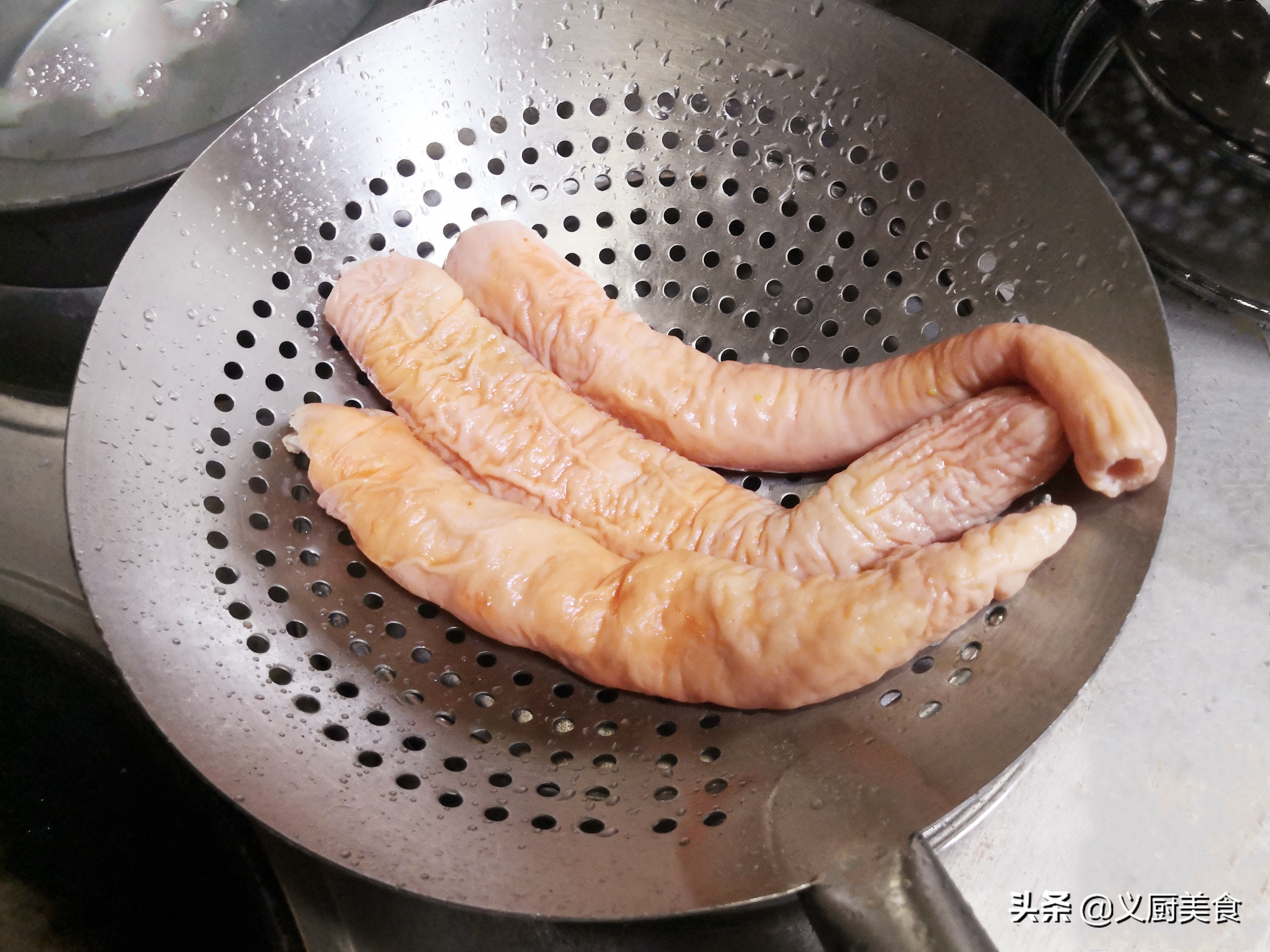 脆皮大肠的制作方法和视频,脆皮大肠脆皮浆的调制方法