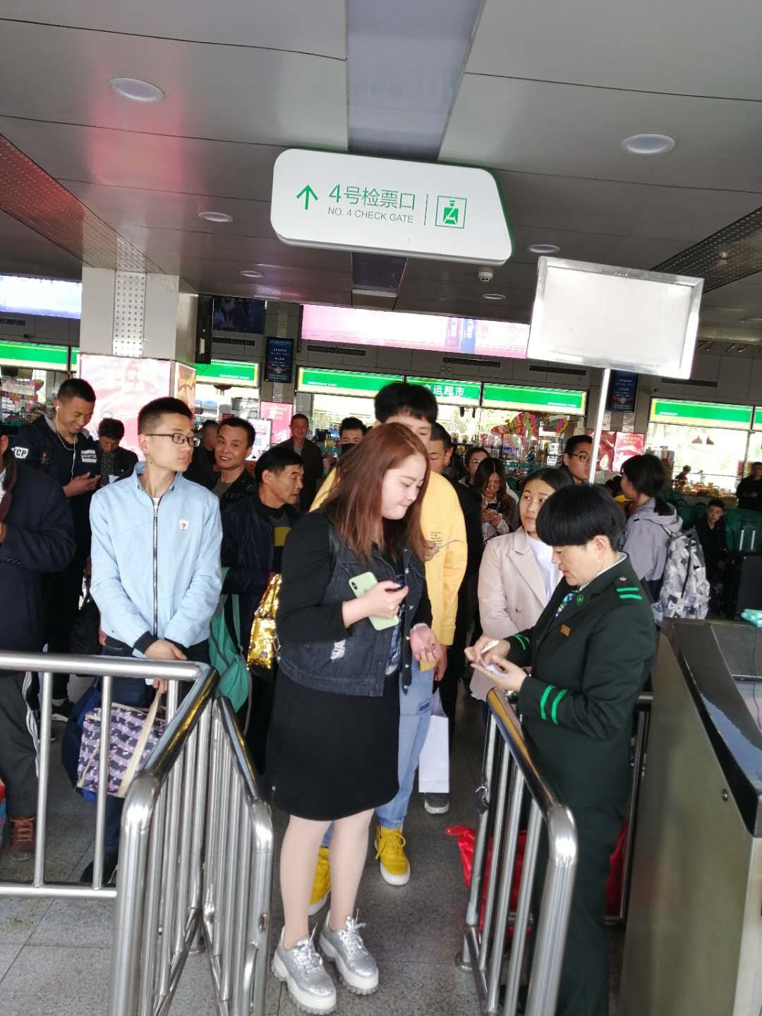 【嗨玩5.1】今天下午起迎客流高峰，汽车站安排加班车，火车站增开临客