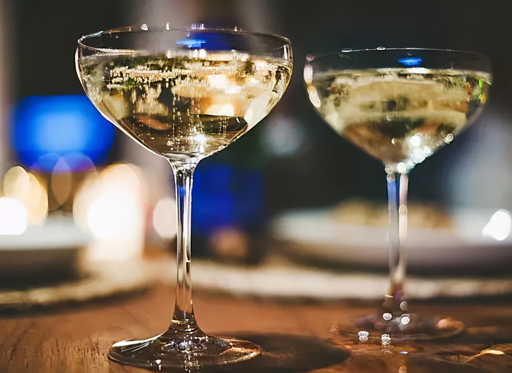 一文读懂葡萄酒杯和醒酒器,葡萄酒醒酒器的正确使用方式