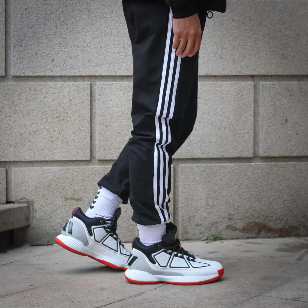 春天打球穿的运动裤，把裤脚扎进球袜里，腿粗的人也能穿