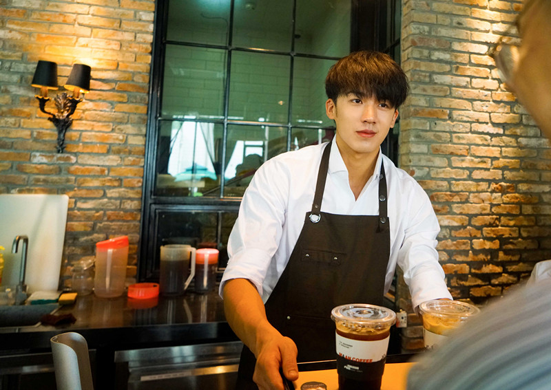 卢东旭受邀担任漫咖啡一日店长，极简白衣尽显撕漫少年特质