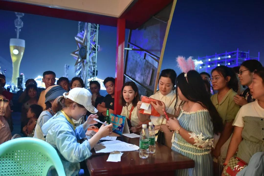 酒王大赛周赛吹瓶最快3秒70！金沙滩啤酒城喊你来战！