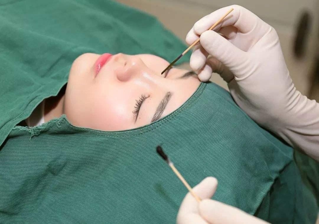 我在医美拉皮条，赚钱越多越虚