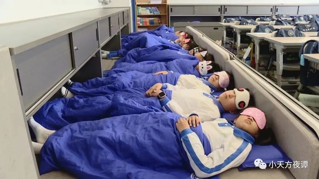 午休趴着睡觉为什么胀气,趴着睡觉感觉胃部胀气