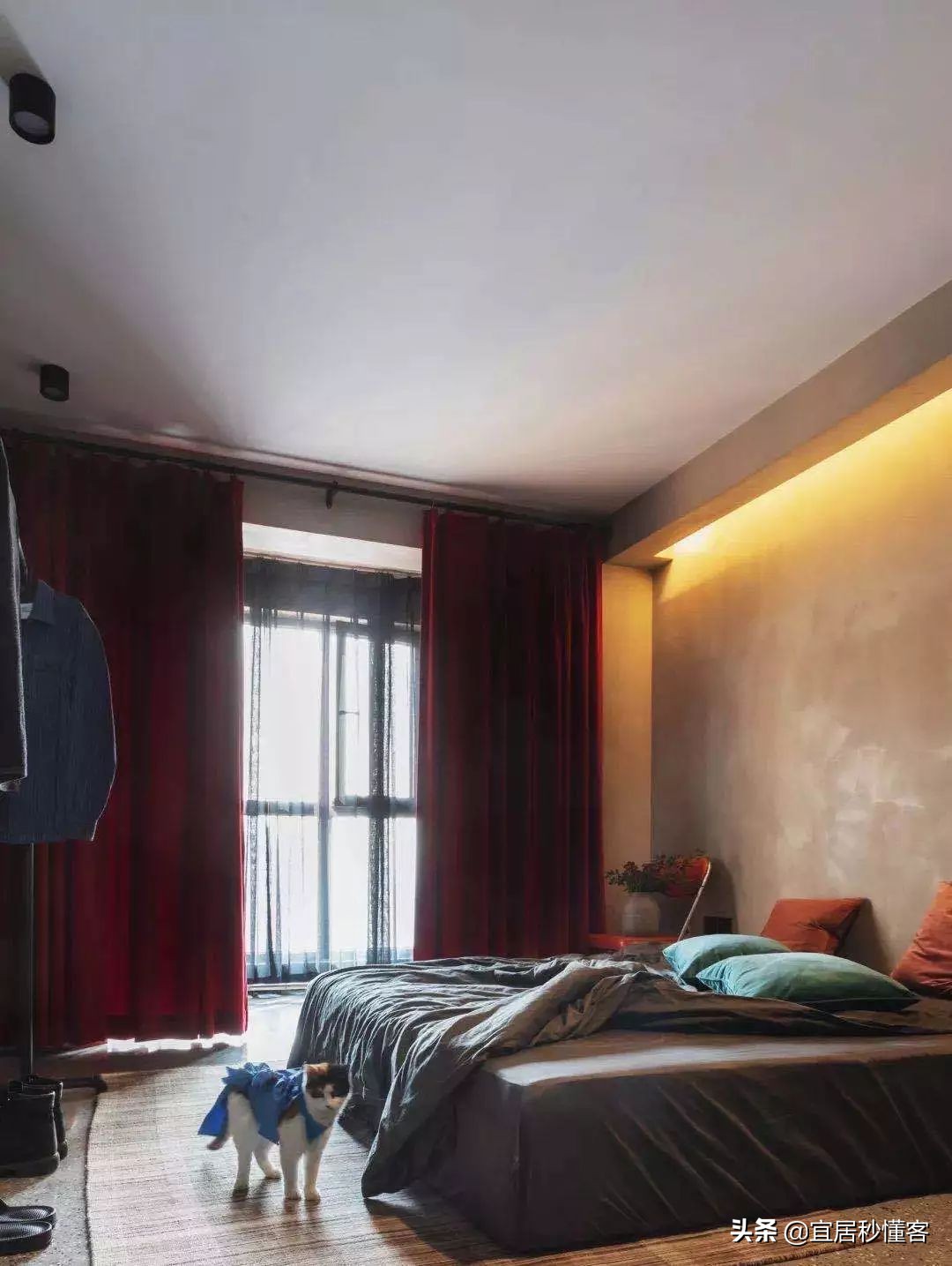 98年纹身师一人宅,酷炫工业风,家里一半面积是客厅