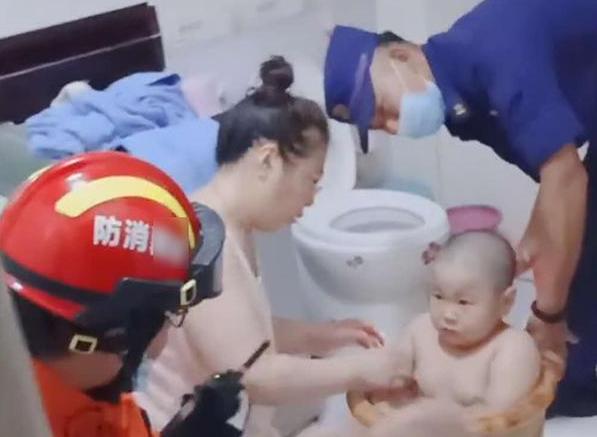 “捕蝇器宝宝”火了,用肉就能夹死苍蝇,妈妈晒视频被吐槽:心大