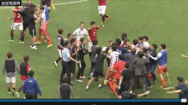 少林足球铁头功动图,少林足球三师兄晃动过人gif