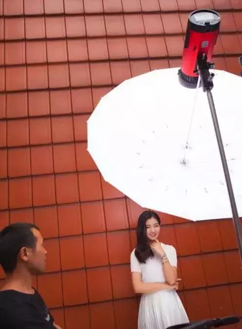 几百块的闪光灯和原厂有什么区别,几百块钱的镜片相差大吗