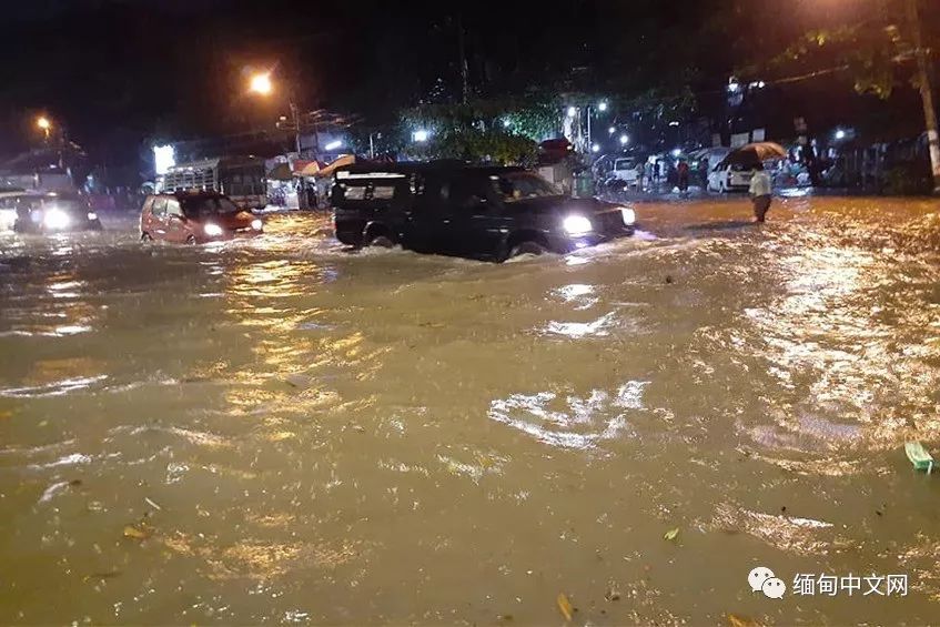 仰光雷雨，积水没过大腿，不少车子在水中“游”
