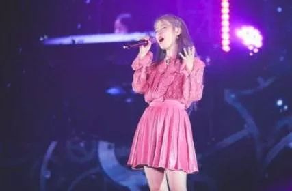 2年3位好友自杀！IU演唱途中获知具荷拉死讯，疑受打击唱不下去