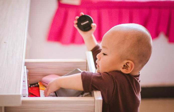 宝爸带娃太心累，一个不留神，孩子就把妈妈的重要证件涂鸦了