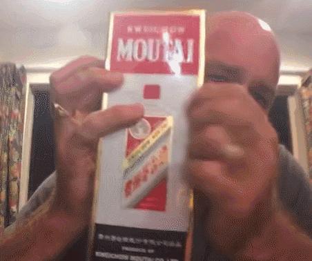 老外不相信茅台的威力,老外喝中国白酒烧刀子