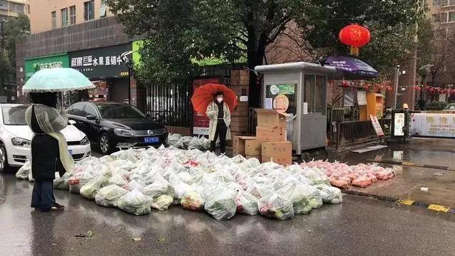 网传武汉团购菜缺斤少两、*绑捆**销售？记者实地探访