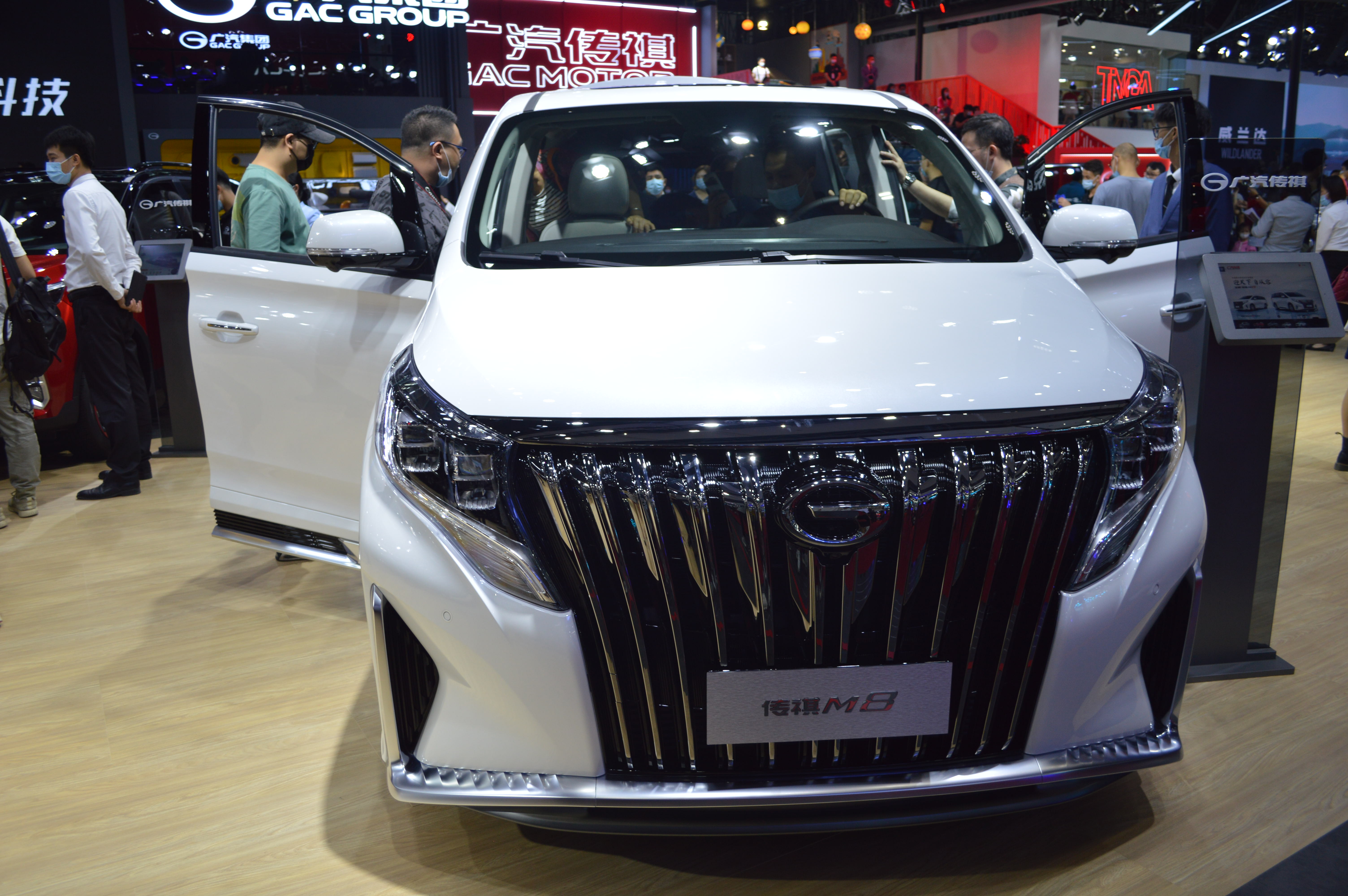 广州车展车模小姐姐,2019上海国际车展广汽传祺车模