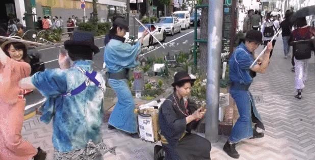 日本街头惊现捡垃圾天团，又酷又中二，网友：我也就看了十几遍吧