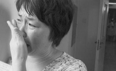 32岁女白领确诊宫颈癌晚期，医生说出真相，丈夫直接拒绝治疗