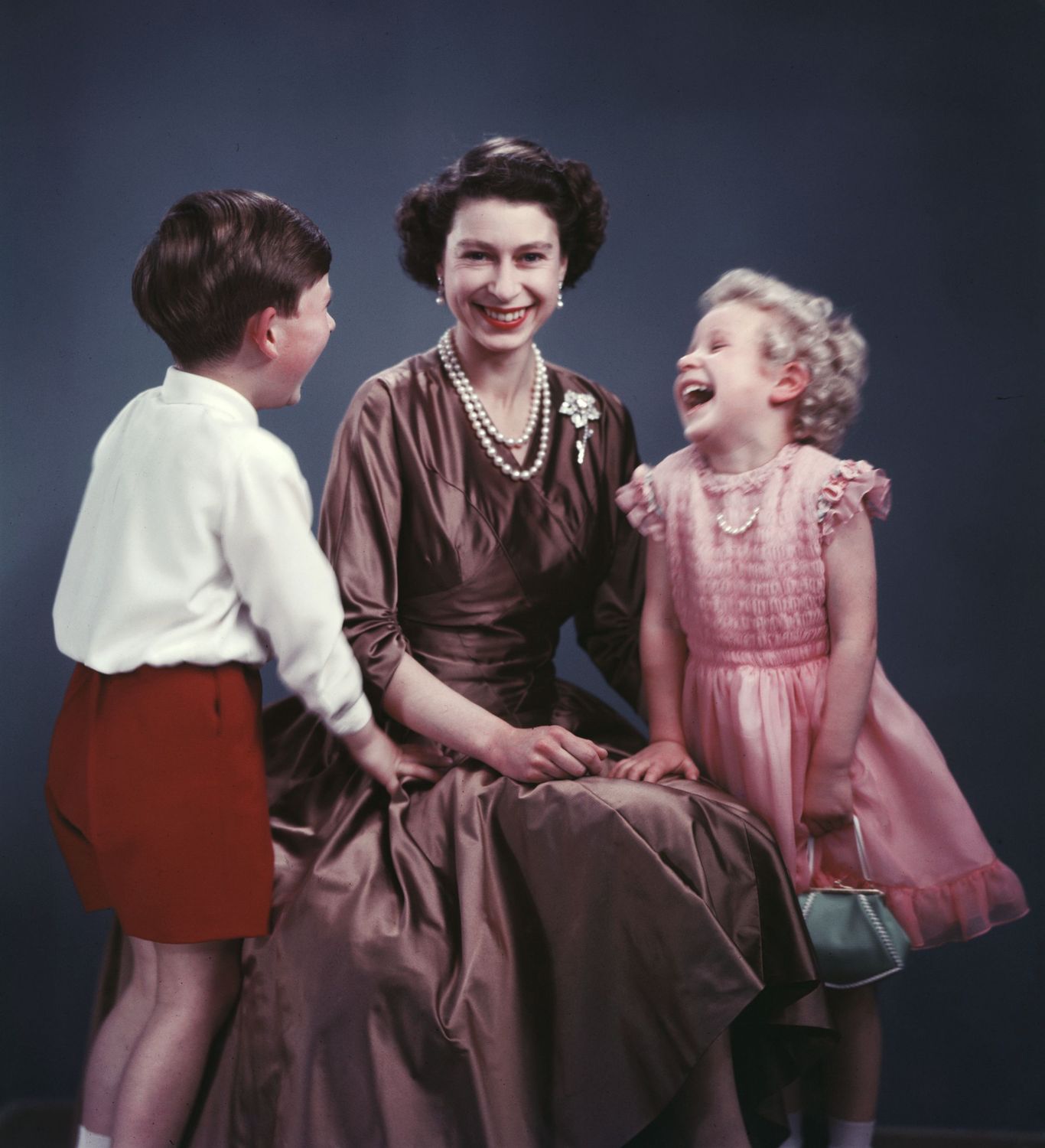 粉红美钻送公主,成全莉莉贝特少女心,女王的这枚花型胸针不简单