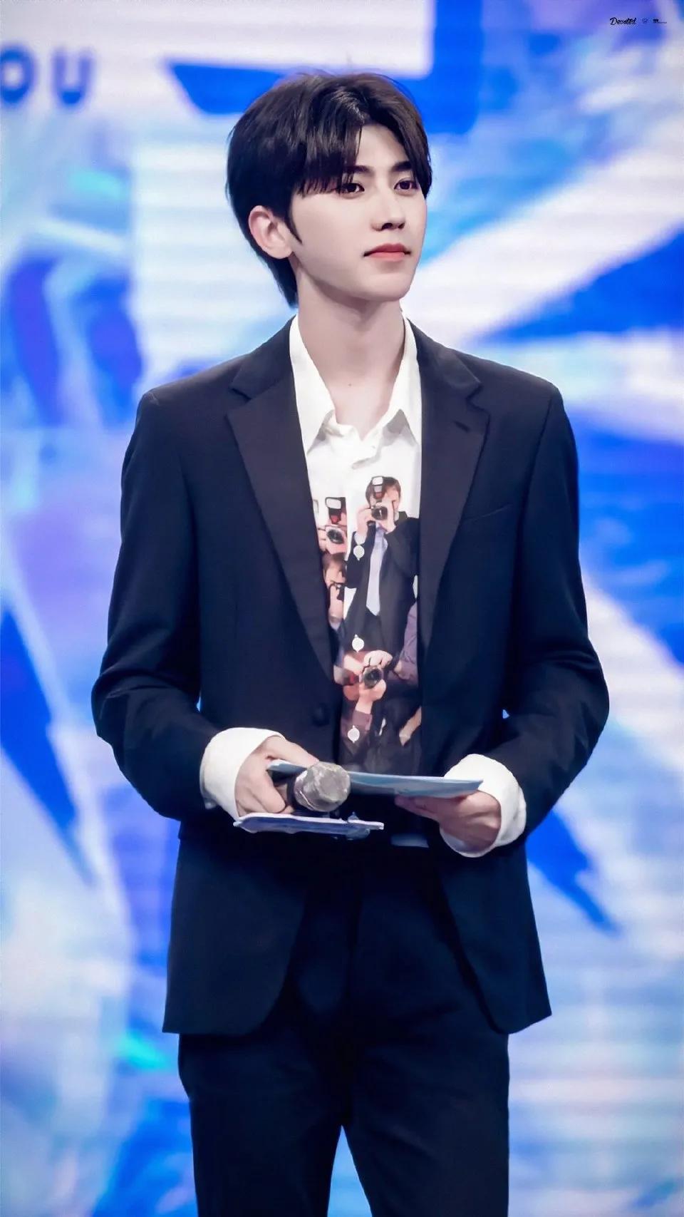 蔡徐坤娱乐圈四大顶流,蔡徐坤为什么能成为顶流爱豆