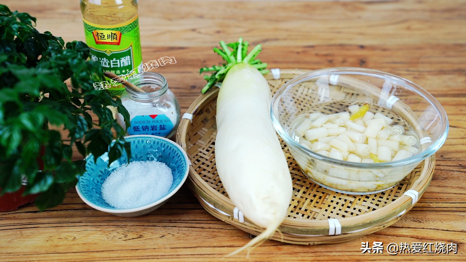 这小吃是湖北特产，加根白萝卜一起泡，又酸又辣还又脆，真好吃