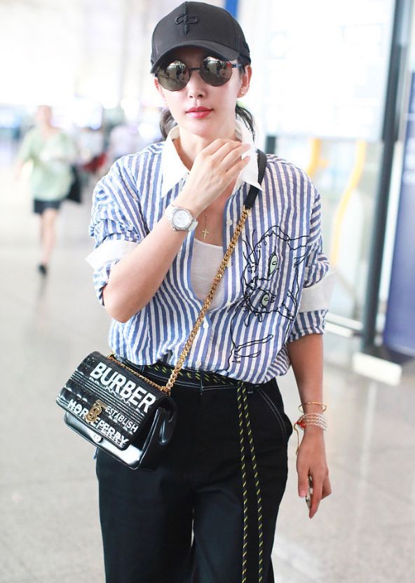 李冰冰穿同款气场竟藏不住,李冰冰黑色绕颈礼裙完美曲线