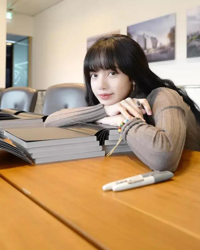 拥有lisa同款铁刘海,拥有香奈儿包包