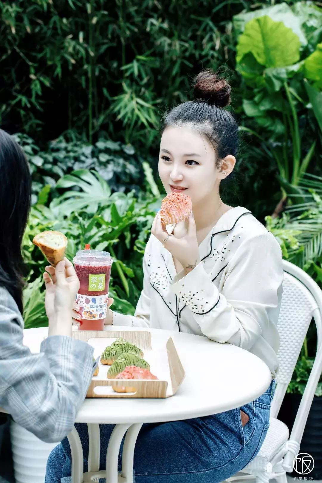 一*爆口**浆的咩咩包来了，今天也是努力营业的奈雪咩！