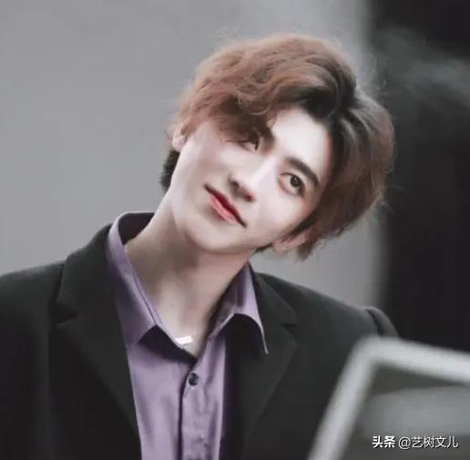 蔡徐坤受伤一点不慌展现硬汉风采,蔡徐坤再度回应p图