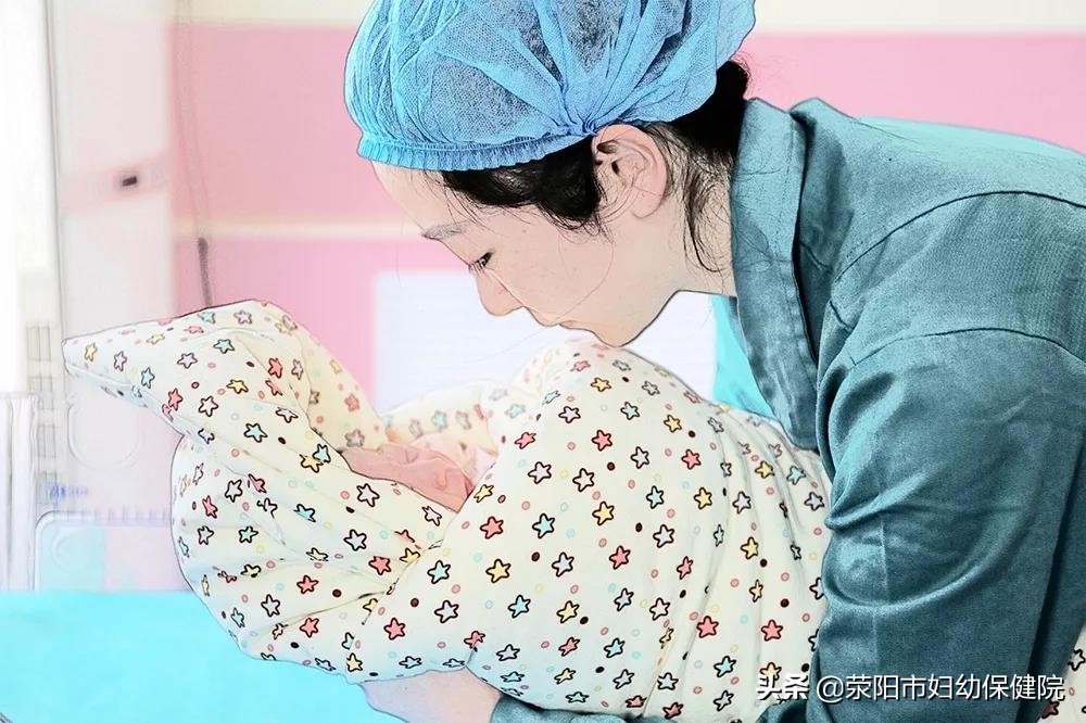 趴着生孩子顺利吗,趴着生宝宝一会就生出来了