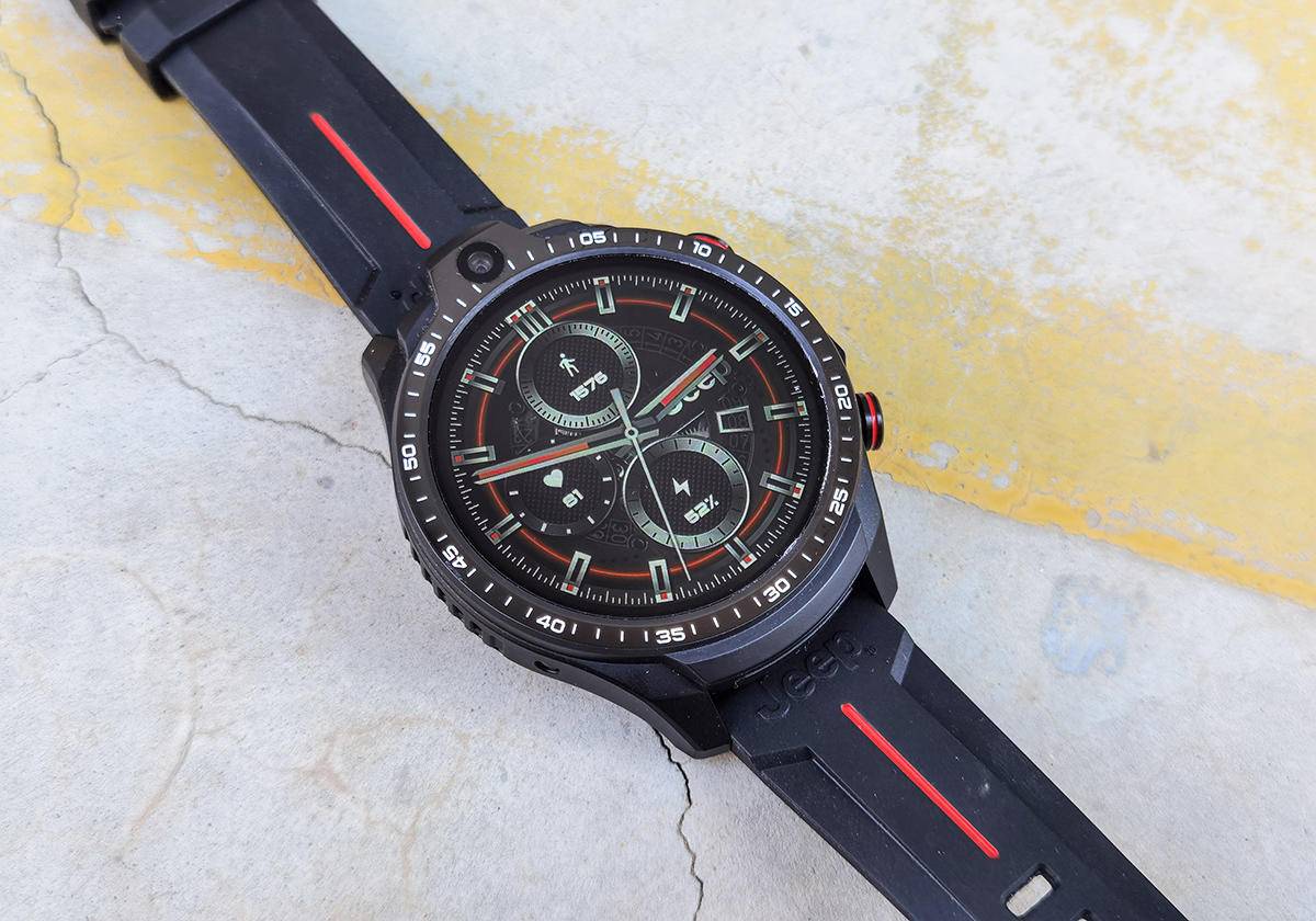 64G+双摄+全网通，是手机还是智能手表：Jeep黑骑士评测