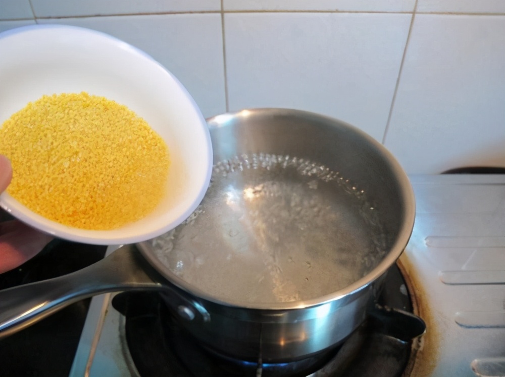 小米粥如何熬出米油又软烂,熬小米粥要不要撇去浮沫