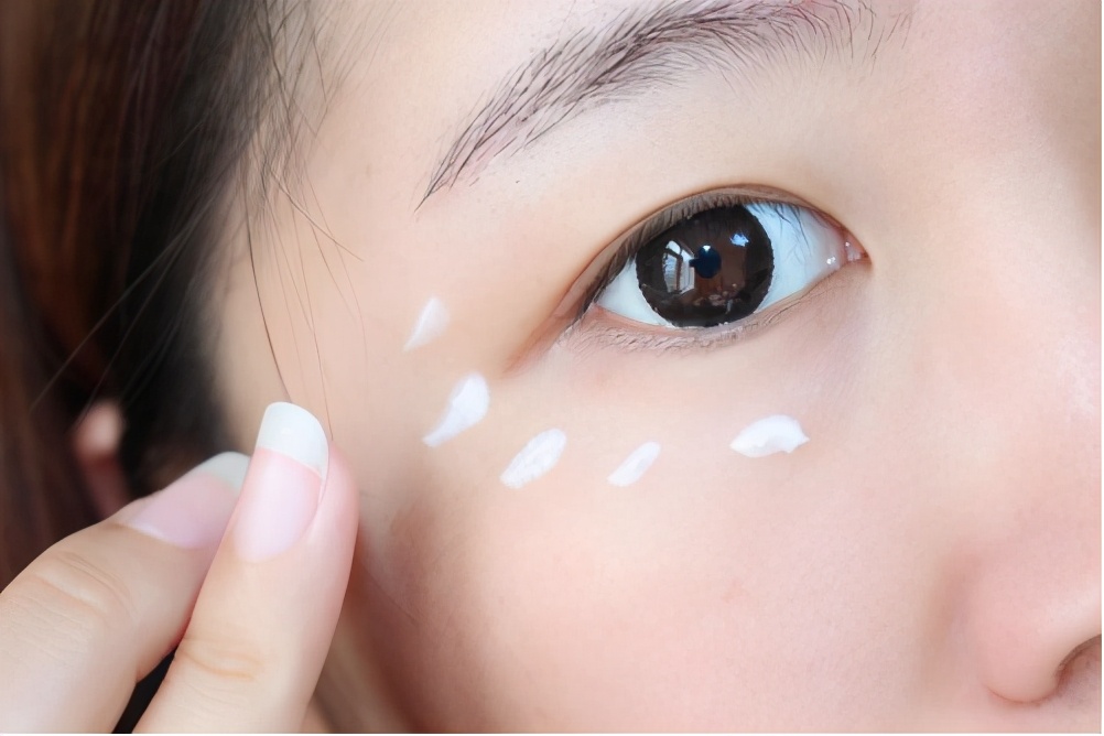 涂眼霜不能消除黑眼圈那要怎么办,正确涂眼霜淡化黑眼圈的方法